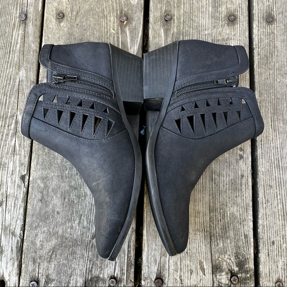 Soda Chance Black Perforated Cut Out Stacked Block Heel Ankle Booties Shoes Sz 7 - Picture 5 of 13
